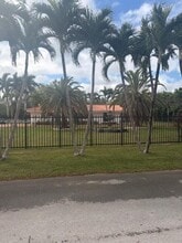7090 SW 62nd St in Miami, FL - Building Photo - Building Photo