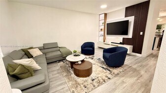 5725 NW 114th Path in Doral, FL - Building Photo