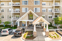 Applewood Pointe in Roseville, MN - Foto de edificio - Building Photo