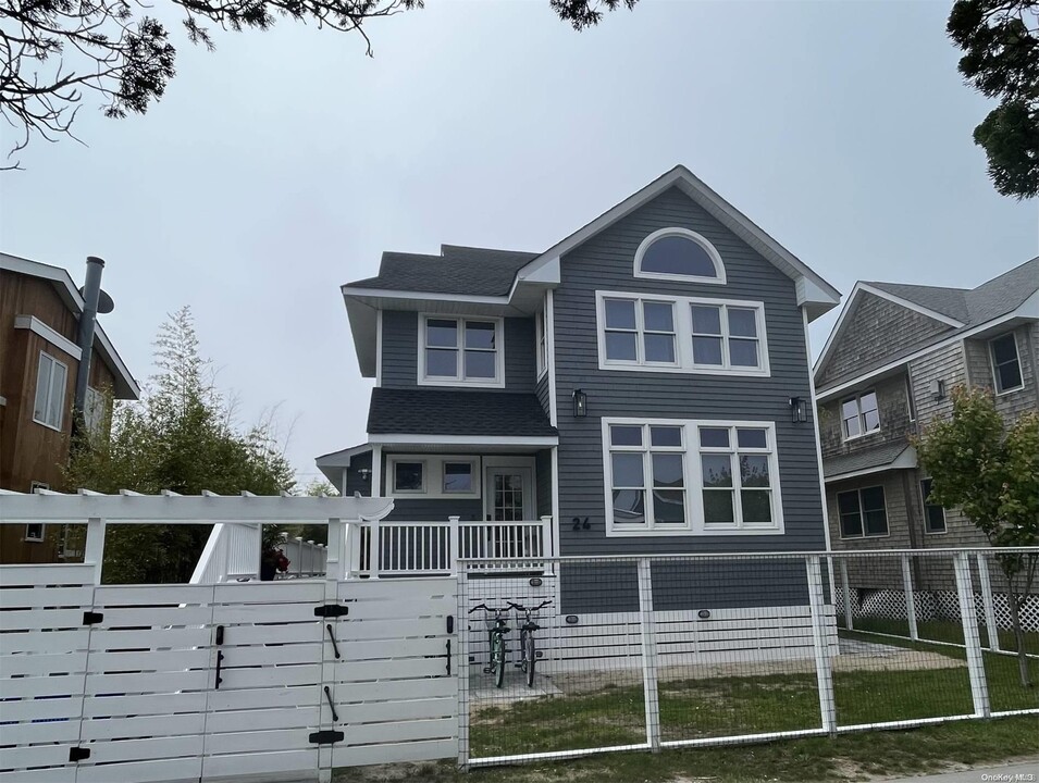 24 Bungalow Ln in Ocean Beach, NY - Building Photo