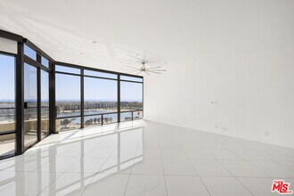 4267 Marina City Dr in Marina Del Rey, CA - Foto de edificio - Building Photo