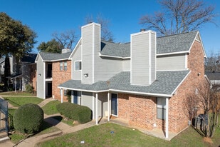 Pioneer Valley in Irving, TX - Building Photo