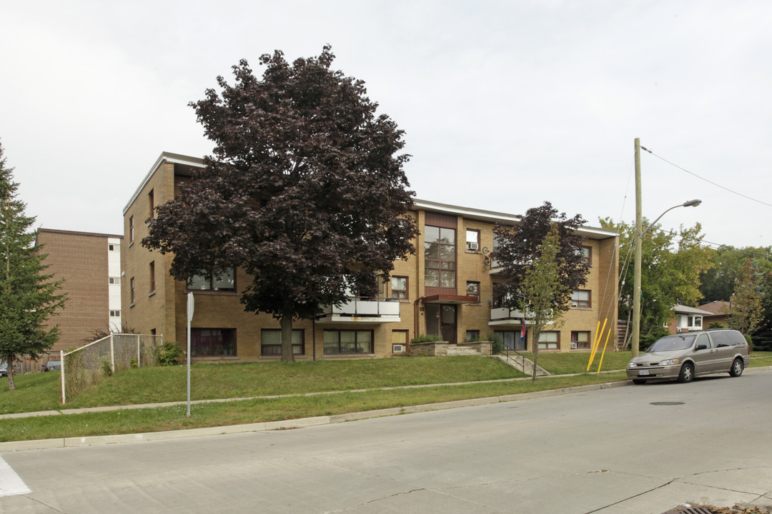 33 Erlesmere Ave in Brampton, ON - Building Photo