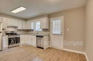 136 Chalet N Blvd in North Augusta, SC - Building Photo