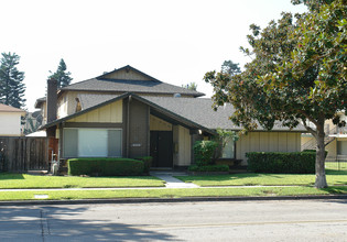 1216 S Athena Way in Anaheim, CA - Foto de edificio - Building Photo