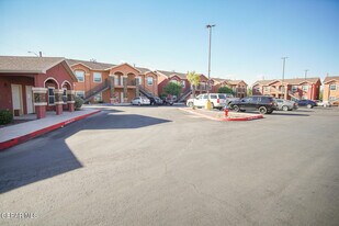 8685 N Loop Dr in El Paso, TX - Building Photo