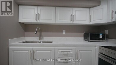 7 Waterbury Dr in Toronto, ON - Building Photo - Building Photo