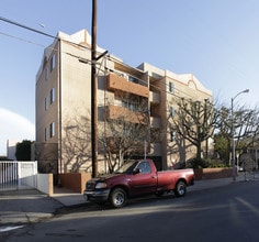 Ben Apartments in Valley Village, CA - Foto de edificio - Building Photo