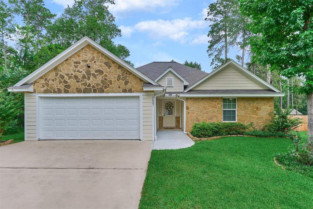 10657 Royal Cavins Dr in Conroe, TX - Building Photo