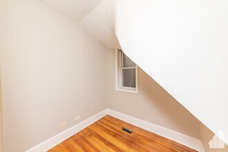 2334 N Southport Ave, Unit # 01F in Chicago, IL - Foto de edificio - Building Photo