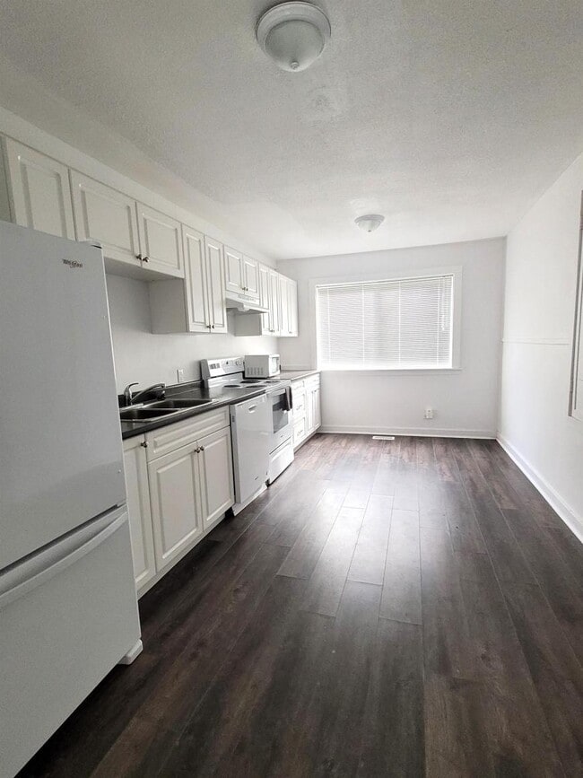 property at 916-916 1st Ave W