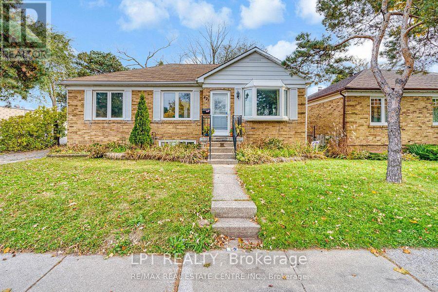 421 St Augustine Dr in Oakville, ON - Building Photo