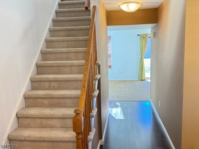 124 Hampton Ct in Franklin Township, NJ - Building Photo - Building Photo