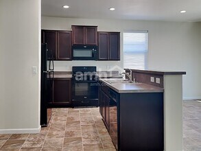 332 York St in Woodland, WA - Foto de edificio - Building Photo