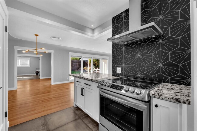 1132 Walnut Ave in Redding, CA - Foto de edificio - Building Photo
