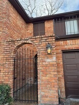 139 Phanturn Ln in Bellaire, TX - Building Photo