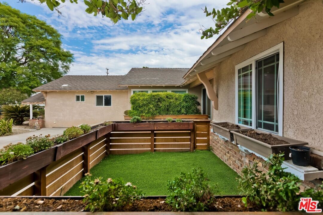 16616 Osborne St in Los Angeles, CA - Building Photo