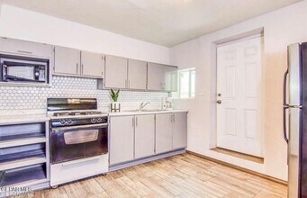 221 Hadlock St in El Paso, TX - Building Photo - Building Photo