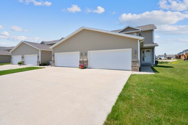 4925 Algonquin Dr in Cedar Falls, IA - Building Photo - Building Photo