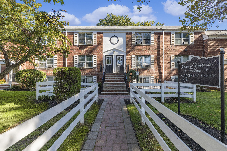 Lockwood Village in Roselle, NJ - Building Photo