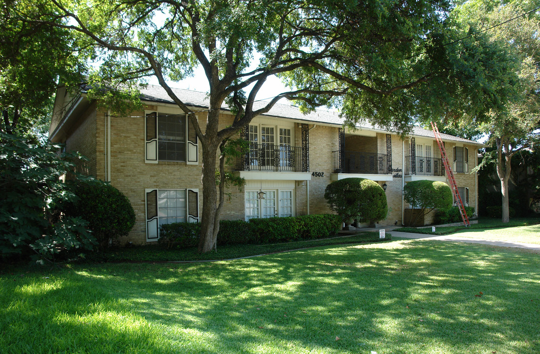 Garden Villas in Dallas, TX - Building Photo