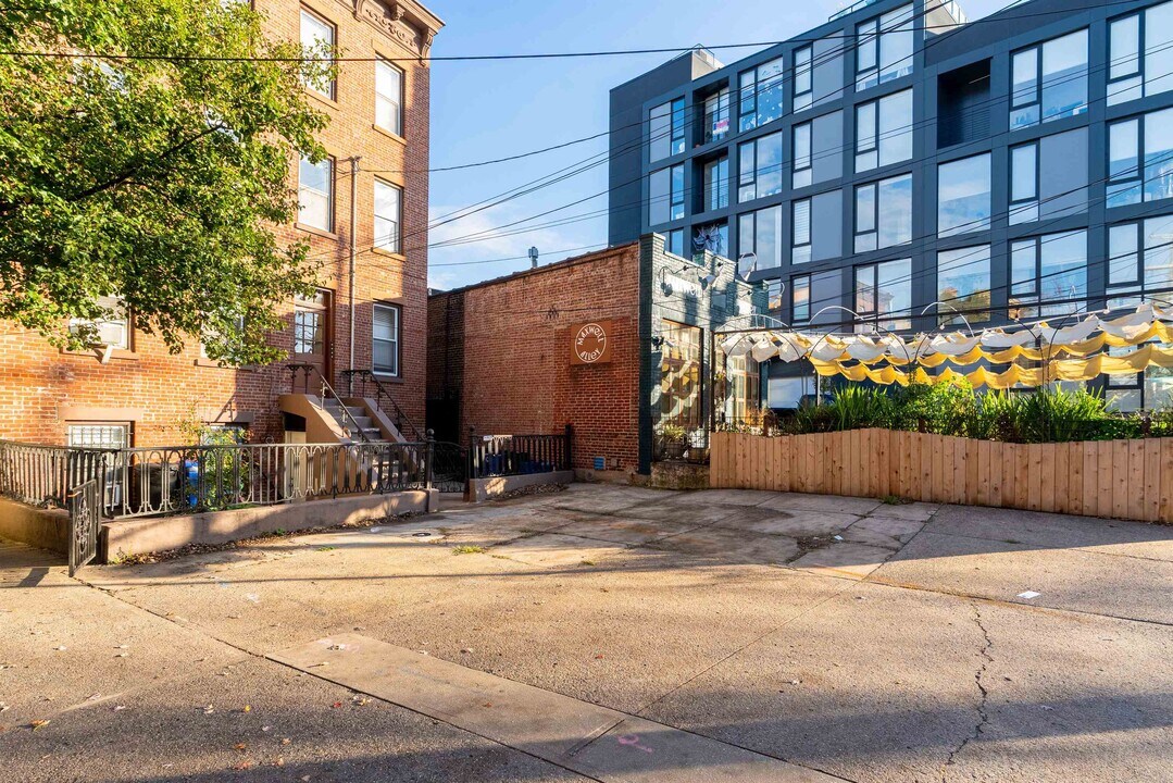 14 Coles St in Jersey City, NJ - Building Photo