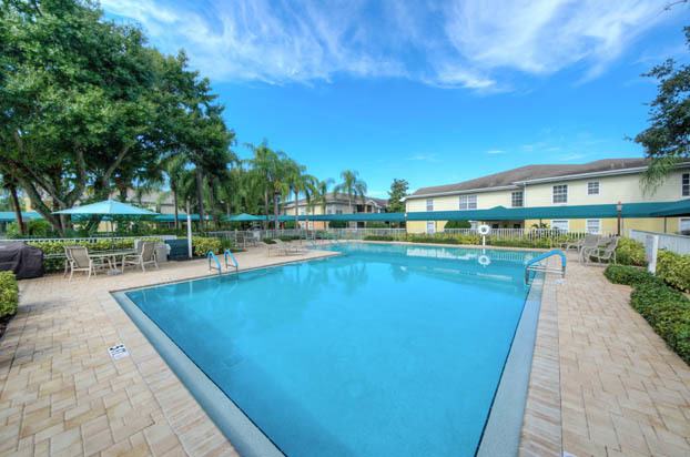 Aston Gardens At The Courtyards Senior Living in Sun City Center, FL - Foto de edificio - Building Photo