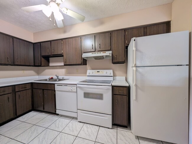 7098 Wildwood Cir, Unit 24 in Louisville, KY - Foto de edificio - Building Photo