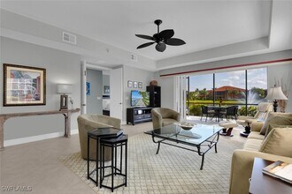 6413 Legacy Cir in Naples, FL - Foto de edificio - Building Photo