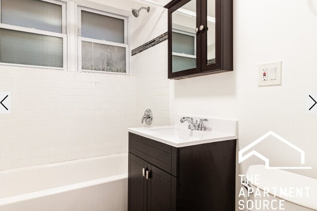 732 W Roscoe St, Unit G in Chicago, IL - Building Photo - Building Photo