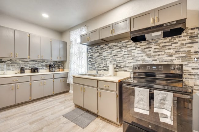 744 E Cucharras St in Colorado Springs, CO - Building Photo - Building Photo