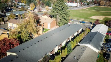 414 E 9th St, Unit 12 in Newberg, OR - Foto de edificio - Building Photo