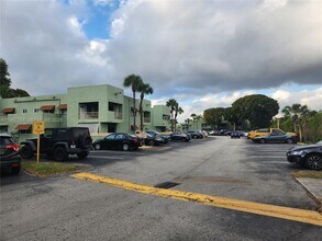11011 NW 7th St in Miami, FL - Building Photo - Building Photo