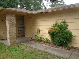 1616 Hazelwood St in Conroe, TX - Building Photo