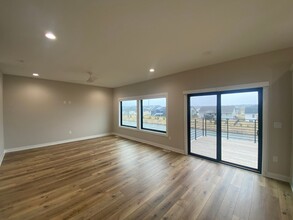 1558 S King's Grv Ave in West Des Moines, IA - Building Photo - Building Photo