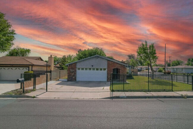 44202 Fig Ave in Lancaster, CA - Building Photo - Building Photo