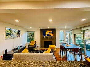 2145 Dexter Ave N, Unit 2145 Dexter Ave N #201 in Seattle, WA - Foto de edificio - Building Photo