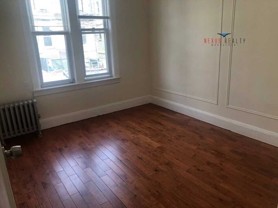 43-22 58th St in Queens, NY - Building Photo