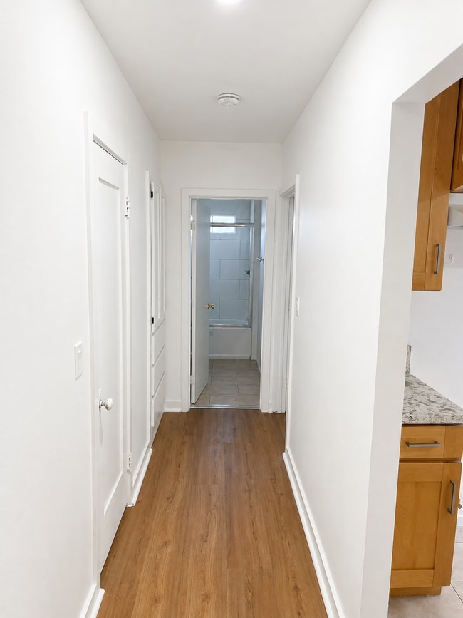1047 W Vernon Ave, Unit 1047 1/2 in Los Angeles, CA - Foto de edificio - Building Photo