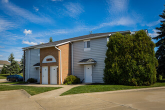 Tamarac Apartments in Willoughby, OH - Building Photo - Building Photo