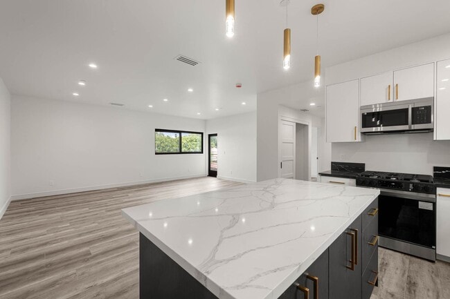 1920 S Sherbourne Dr in Los Angeles, CA - Foto de edificio - Building Photo