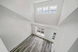 725 Eastview Dr in Central Islip, NY - Building Photo - Building Photo