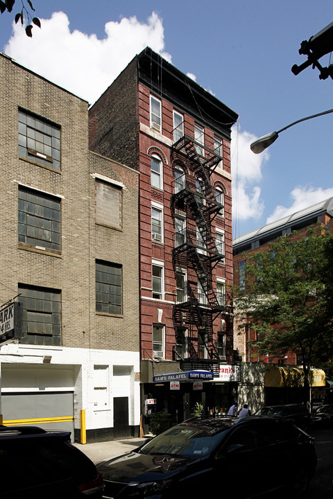 231 Thompson St in New York, NY - Building Photo