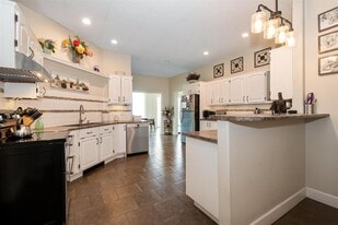 48275 Elk View Rd in Chilliwack, BC - Building Photo