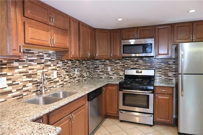 84 W Utica St-Unit -2 in Buffalo, NY - Foto de edificio - Building Photo