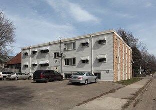 2902 Polk St NE in Minneapolis, MN - Foto de edificio - Building Photo