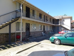 Young Street Apartments in Sacramento, CA - Foto de edificio - Building Photo