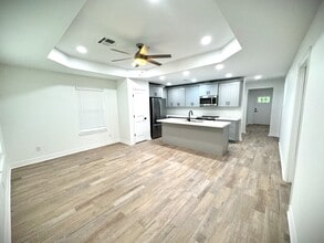 520 S 28th St, Unit B in Nederland, TX - Foto de edificio - Building Photo