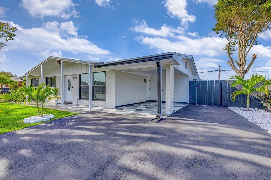 3574 Dunes Rd, Unit 2 in Palm Beach Gardens, FL - Building Photo