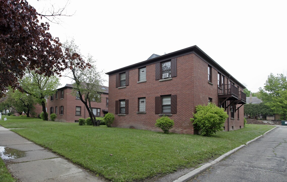 Bluemound Courtyards in Milwaukee, WI - Building Photo